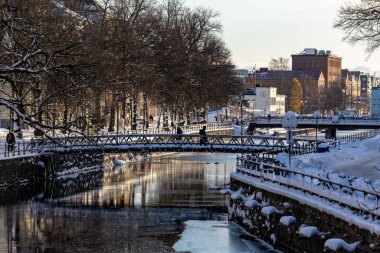 Uppsala, İsveç 22 Kasım 2024 Uppsala Fyrisan ya da Uppsala Nehri üzerindeki köprülerin manzarası.