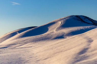 Gamla Uppsala, İsveç 22 Kasım 2024 Karla kaplı Kraliyet Tepeleri Vendel dönemine (MS 550 800) dayanmaktadır..