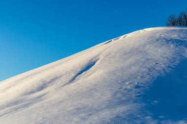 İsveç 'in Gamla Uppsala şehrinde kar örtüsü Vendel Dönemi 550' den kalma Viking Çağı 'na kadar uzanan Kraliyet Tepeleri..