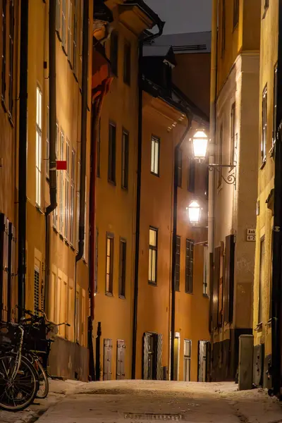 Stockholm, İsveç 21 Kasım 2024 Gamla Stan ya da Old Town 'daki Prastgatan Caddesi..