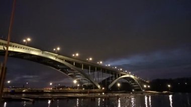 Stockholm, İsveç geceleri Kungsholmen 'i Sodermalm' a bağlayan tarihi Batı Köprüsü manzarası..