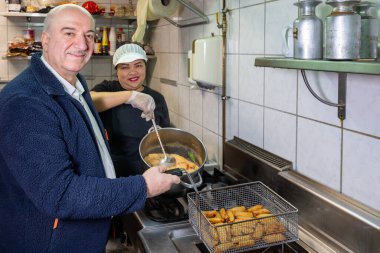 Stockholm, İsveç 26 Kasım 2024 Irak 'tan bir göçmen Hagersten bölgesinde bir Tayland lokantası açtı..