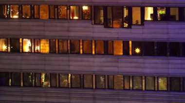 Stockholm, İsveç Danvikstull bölgesindeki gece trafiği bir binanın camına yansıyor. 