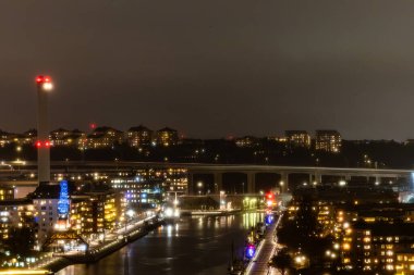 Stockholm, İsveç 29 Kasım 2024 Hammarby Kanalı ve Skanstull Köprüsü üzerinde bir gece manzarası.