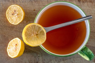 Limonlu bir fincan çay..