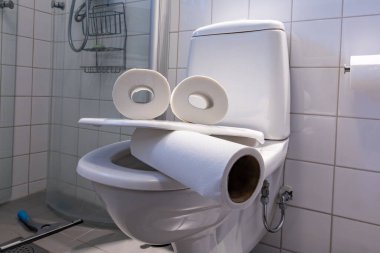 Tuvaletteki tuvalet kağıtları puro içen bir adama benziyor..