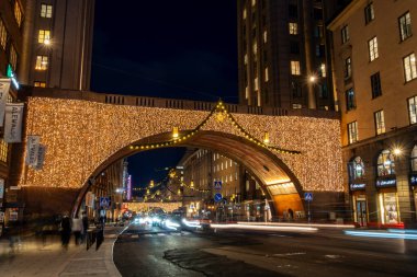 Stockholm, İsveç 4 Aralık 2024 Noel zamanı şehir merkezindeki Kungsgatan alışveriş caddesi.
