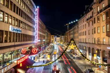 Stockholm, İsveç 4 Aralık 2024 Noel zamanı şehir merkezindeki Kungsgatan alışveriş caddesi.
