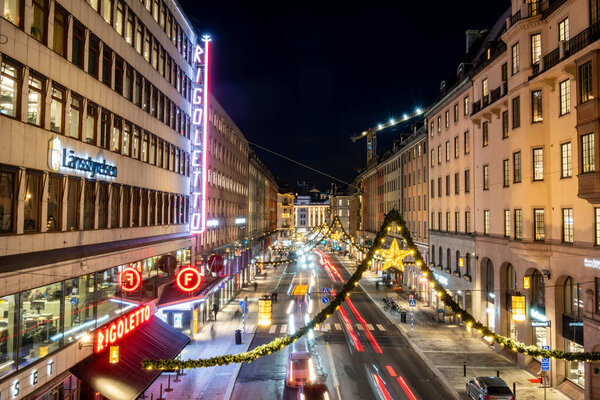 Стокгольм, Швеция Дек 4, 2024 Центральная торговая улица Кегатан в центре города на Рождество.