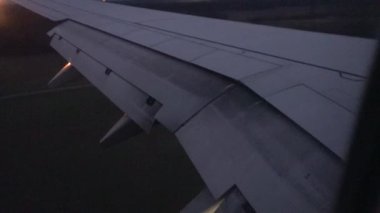 Stockholm, İsveç. Bir yolcu uçağı Arlanda Havaalanı 'ndan gece kalkıyor.. 
