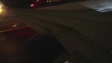 Stockholm, İsveç. Bir yolcu uçağı Arlanda Havaalanı 'ndan gece kalkıyor.. 