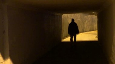 Riga, Letonya Bir adam gece bir yeraltı yaya tünelinde yürür.