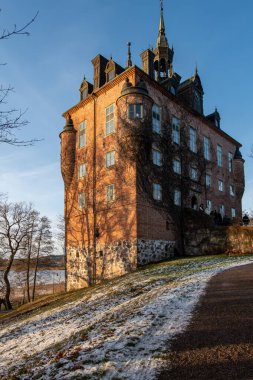 Uppsala, İsveç 7 Aralık 2024 Güneşli bir kış gününde Wiks Slott ya da Wik 'in Kalesi cephesi.