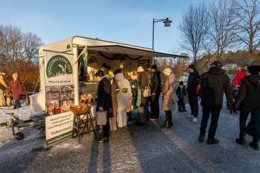 Uppsala, İsveç 7 Aralık 2024 Wik 's Castle' daki bir Noel pazarına katılan ve yerel üretim et ve süt ürünleri satın alan insanlar.