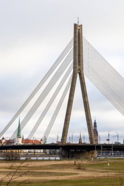 Riga, Letonya 10 Aralık 2024 Vansu Köprüsü ve eski kasabanın manzarası.