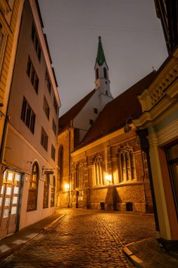 Riga, Letonya Sabahın erken saatlerinde aydınlatılmış St. John Kilisesi
