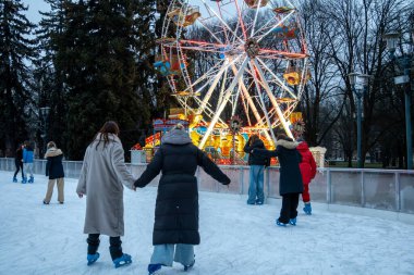 Riga, Letonya 10 Aralık 2024 kış aylarında Esplanade Parkı 'nda buz patencileriyle birlikte..