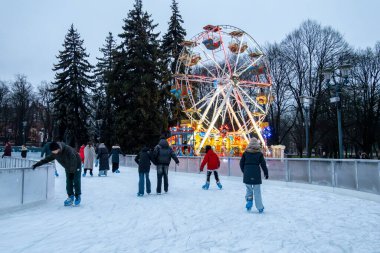 Riga, Letonya 10 Aralık 2024 kış aylarında Esplanade Parkı 'nda buz patencileriyle birlikte..