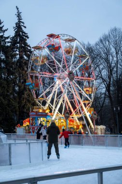 Riga, Letonya 10 Aralık 2024 kış aylarında Esplanade Parkı 'nda buz patencileriyle birlikte..