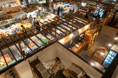 Riga, Letonya 10 Aralık 2024 Tarihi Agenskalns Pazarı 'ndan alışveriş yapan insanlar