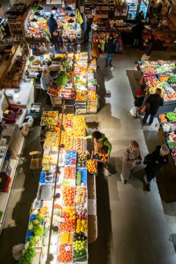 Riga, Letonya 10 Aralık 2024 Tarihi Agenskalns Pazarı 'ndan alışveriş yapan insanlar