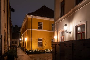 Riga, Letonya 10 Aralık 2024 Teh Old Town 'da yenilenmiş binaları olan şirin bir avlu..