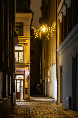 Riga, Letonya 10 Aralık 2024 Gece Eski Şehir 'de bir sokak.