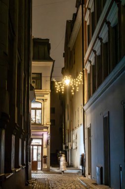 Riga, Letonya 10 Aralık 2024 Gece Eski Şehir 'de bir sokak ve bulanık bir yaya.