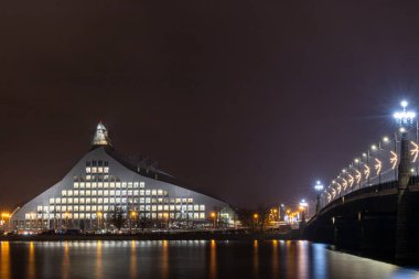 Riga, Letonya 10 Aralık 2024 Letonya Ulusal Kütüphanesi ve Daugava Nehri 'nin Taş Köprü' deki manzarası..