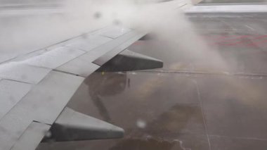 Riga, Letonya Uçak kalkıştan önce buzdan kurtulur.. 