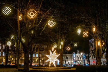 Riga, Letonya 11 Aralık 2024 Bir halk parkında yaratıcı Noel süslemeleri.