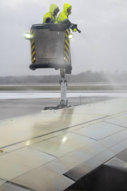 Riga, Letonya 12 Aralık 2024 Bir uçak kalkıştan önce buzdan kurtulur.