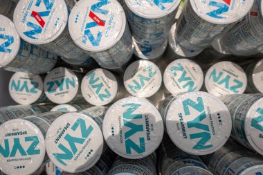 Stockholm, İsveç 13 Aralık 2024 Çekmeceleri aromalı Zyn dumansız tütünsüz tütün torbalarıyla dolu..
