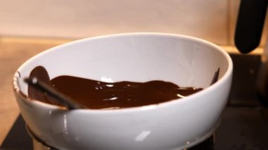 Stockholm, İsveç Çikolatası fırında buhar banyosunun üstünde eriyor.. 