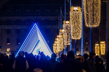 Stockholm, İsveç 15 Aralık 2024 'te gece yarısı yayalar Norrbro' daki Nobel Işık Haftası 2024 'te yayınlanan 