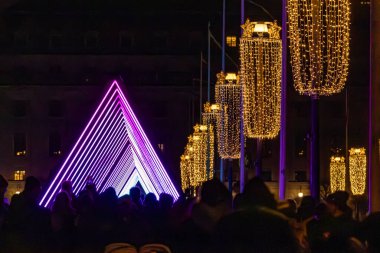 Stockholm, İsveç 15 Aralık 2024 'te gece yarısı yayalar Norrbro' daki Nobel Işık Haftası 2024 'te yayınlanan 