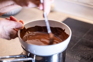 Stockholm, İsveç Çikolatası fırında buhar banyosunun üstünde eriyor..