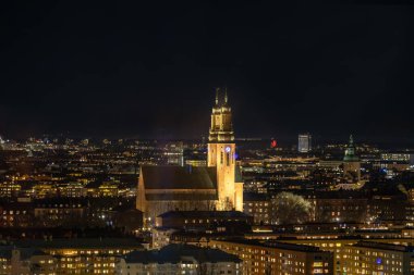 Stockholm, Swedena Sodermalm 'daki Hogalid Kilisesi' nin gece görüşü.