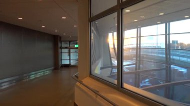 Stockholm, İsveç Arlanda Havaalanı 'nda uzun bir erişim koridoru. 