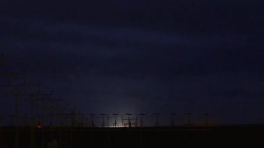 Stockholm, İsveç Arlanda Havaalanı 'ndan bir uçak gece kalkıyor.. 