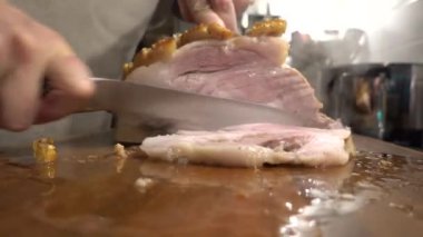 Stockholm, İsveç Büyük bir Danimarka Flskesteg domuz rostosu Tahta bir tahtaya dilimlenir.