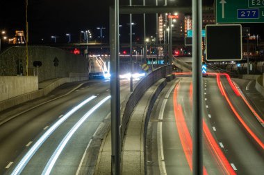 Stockholm, İsveç 29 Aralık 2024 Akşamları E4 otoyolunda trafik.