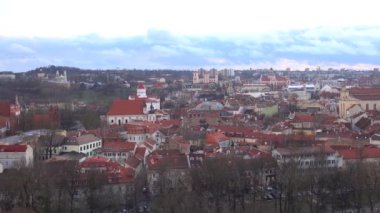 Vilnius, Litvanya Gediminas Kalesi 'nin çatılarının manzarası.