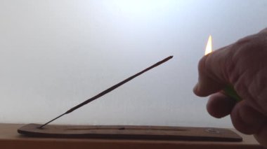 Vilnius, Litvanya Bir adam çakmakla tütsü çubuğu yakıyor.  