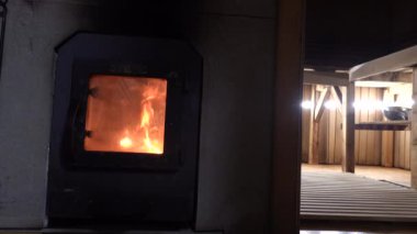 Vilnius, Litvanya Tahtadan yapılmış bir sauna ve bir adamın bacakları. 