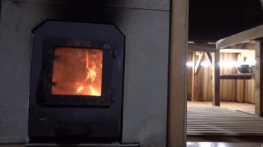 Vilnius, Litvanya Tahtadan yapılmış bir sauna ve bir adamın bacakları. 