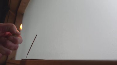 Vilnius, Litvanya Bir adam çakmakla tütsü çubuğu yakıyor.  