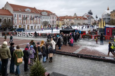 Vilnius, Litvanya 3 Ocak 2025 İnsanlar eski şehir merkezinde buz pateni pistine gitmek için sırada bekliyor..