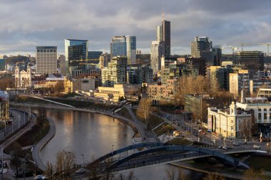 Vilnius, Litvanya 3 Ocak 2025 Neris Nehri manzarası ve modern Vilnius kuleleri.