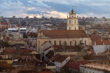 Vilnius, Litvanya 3 Ocak 2025 Eski şehrin kırmızı çatıları.